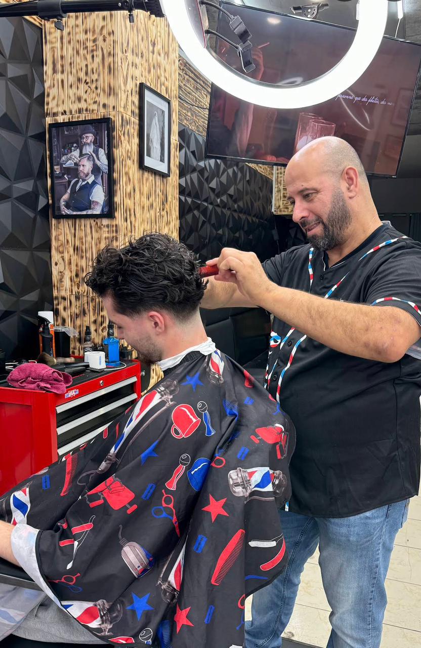 Barbier en pleine coupe